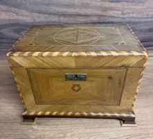 Antike Holzschatulle mit Schweizer Kreuz & Stern-Muster. ...