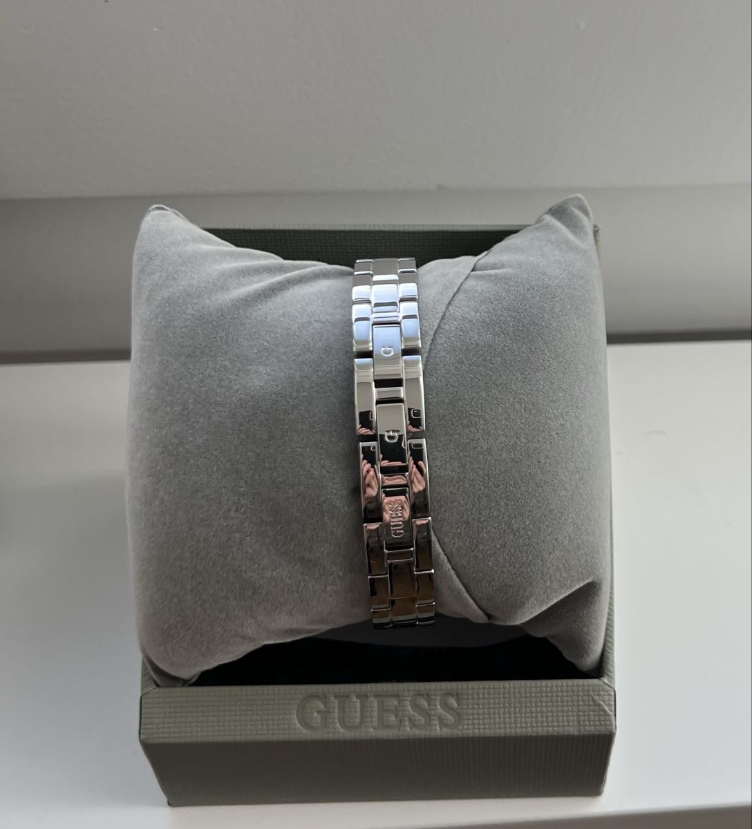 Guess Orologi: Neue Guess Damenuhr in silber – Nuovo e nell'imballaggio originale da Schwyz venduto da Nervusopticus 1