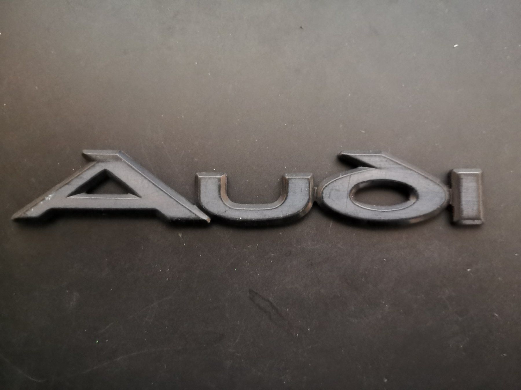 Schilder: Audi Emblem Schriftzug – Gebraucht aus Escholzmatt von Lagano