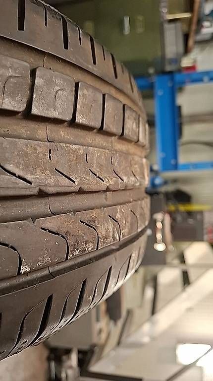 Altro in Scrittura & Disegno: 2 pneus été pirelli – Usato da Saxon venduto da gwendoline47