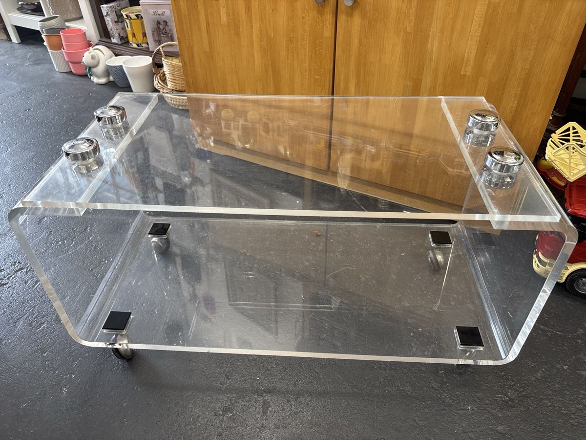 Tavoli: Acryltisch mit Rollen, vintage Plexiglas Couchtisch – Usato da Dietikon venduto da mis_brocki