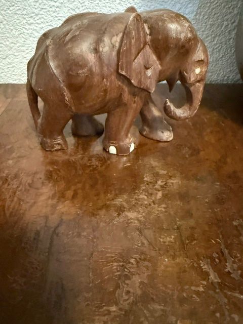Statuette: handgefertigte geschnitzte Holzfigur Elefan – Usato da Buchs-ZH venduto da Birikina 1