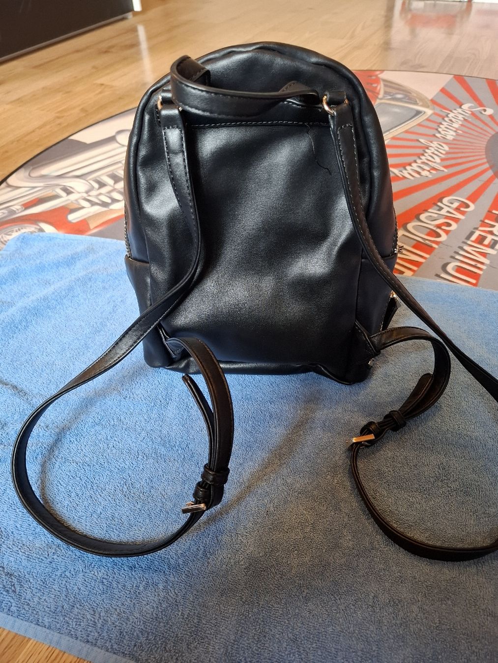 Guess Rucksäcke: Kleiner süsser Guess Rucksack – Gebraucht aus Ettenhausen TG von Gismolio 1