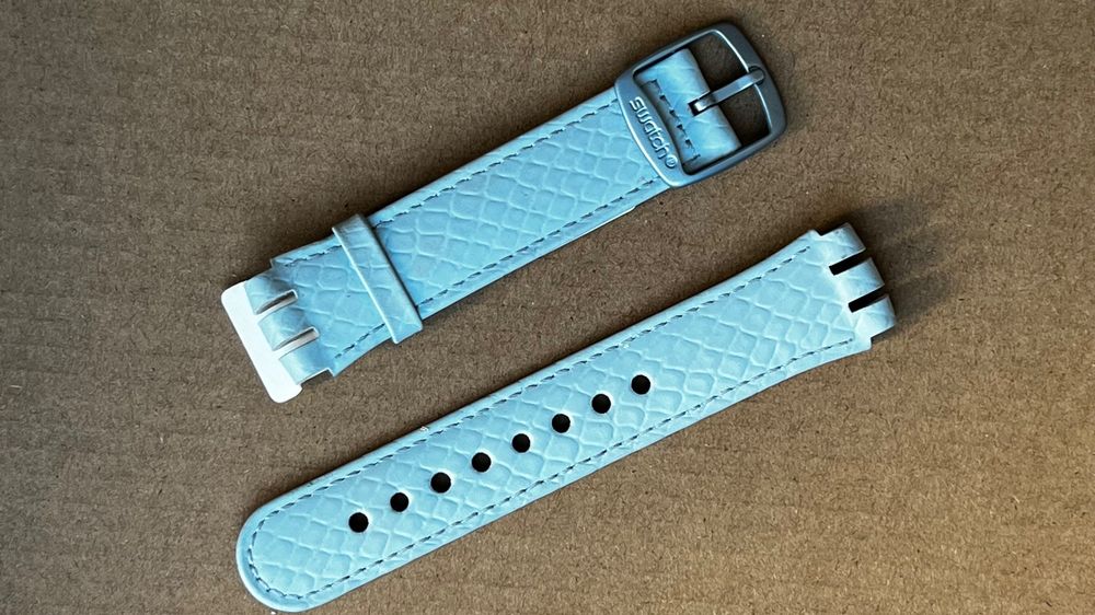 Swatch Montres: Swatch Uhrband, hellblaues Leder, neuwertig, Frühling! – Neuf (Voir description) à Grenchen par chththl