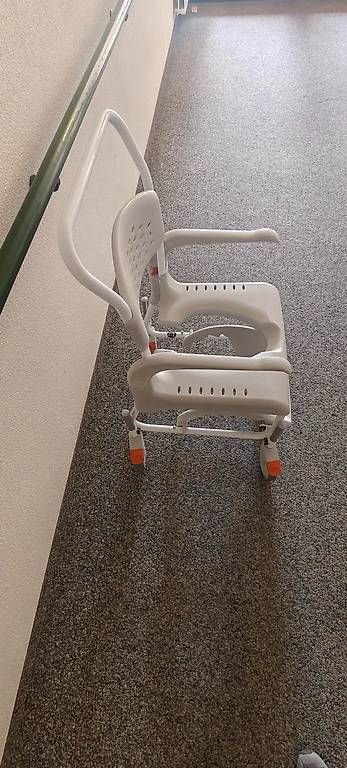 Chaises roulantes: Etac Clean Dusch- & Toilettenrollstuhl – D'occasion à Kloten par ste1934 1