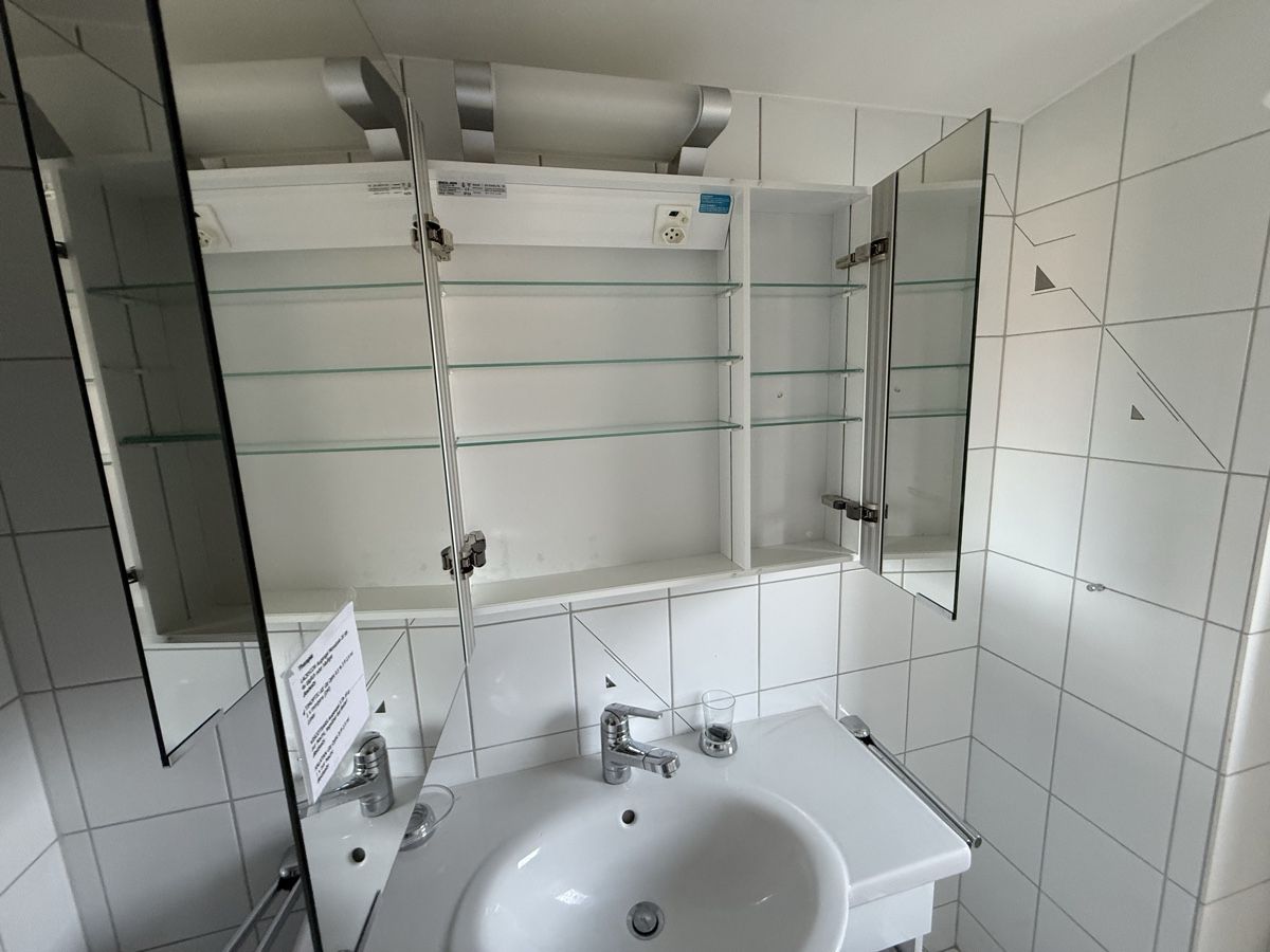 Spiegelschränke: Spiegelschrank mit integrierter Beleuchtung. – Gebraucht aus Reinach BL von rom_jb5y 1