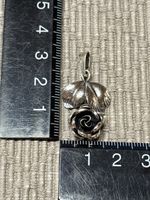 Modeschmuck Kettenanhänger / Rose