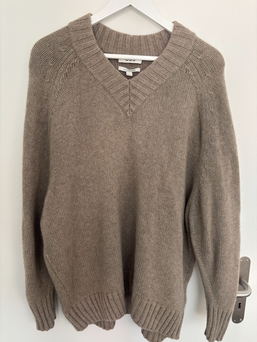 Cos Maglioni & Felpe: COS Kaschmir Pullover mit V-Ausschnitt, Grösse M, Beige – Usato da Küsnacht ZH venduto da jes_j5zx 2