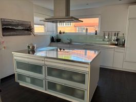 Küche weiss mit Chromstahlabdeckung gebraucht