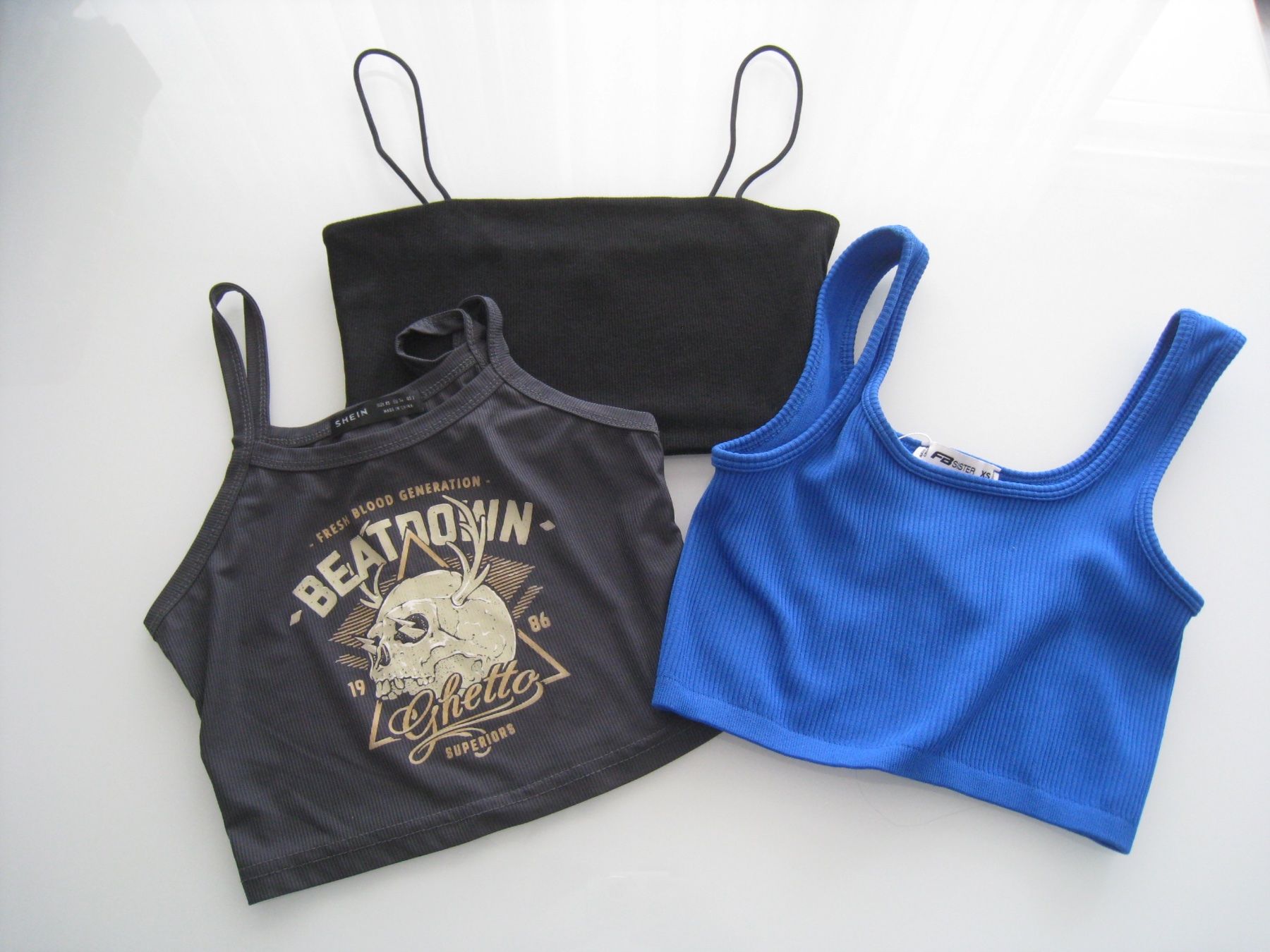 Blusen, T-Shirts & Tops: Tops XS (Lot 3) – Gebraucht aus Sion von machiavel74