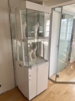 Glasvitrine mit seitlichen kleinen Spiegeln