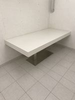 Weissse Tisch mit Metallfuss 220 cm