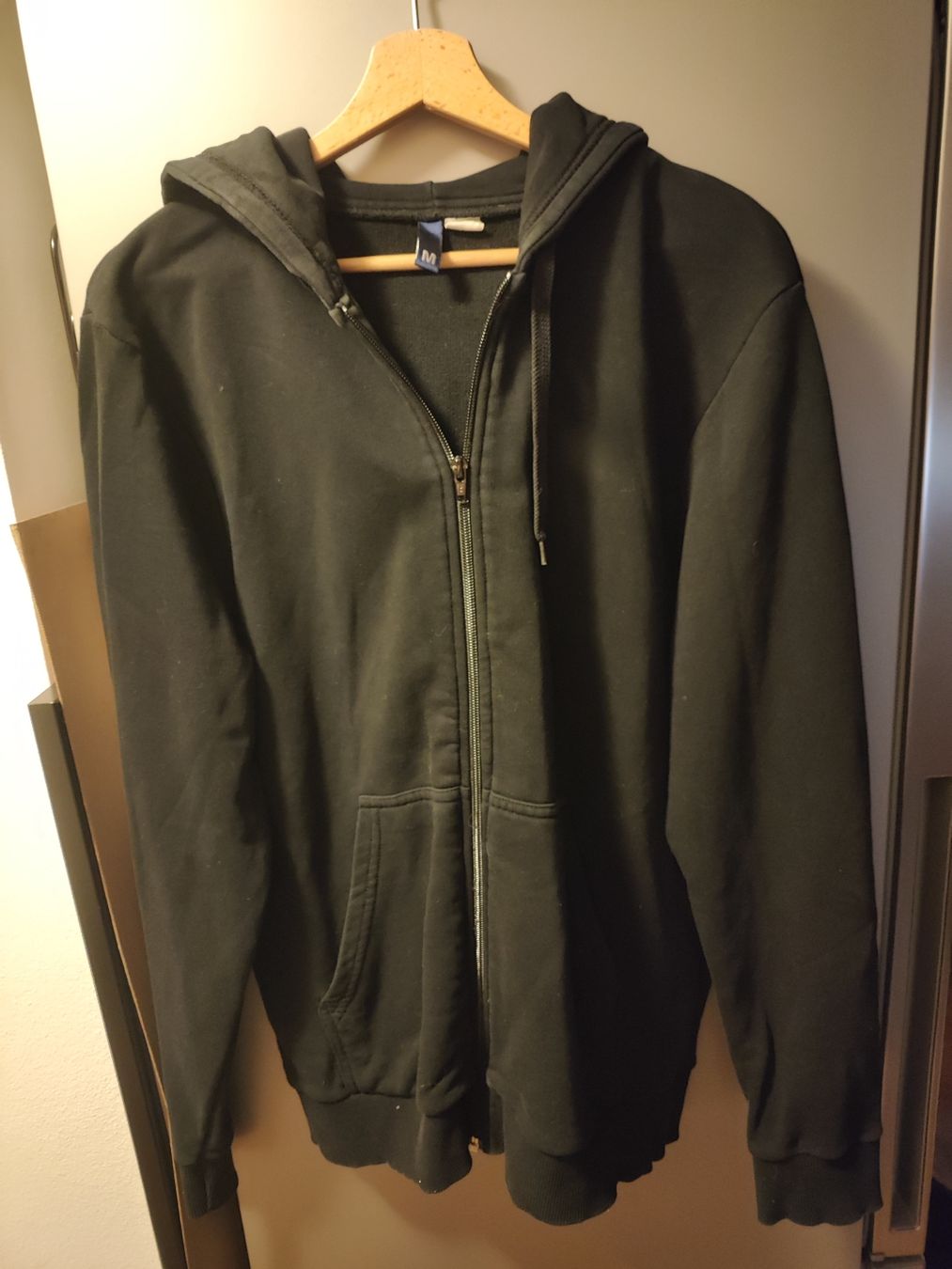 C&A Vestes: Gemütlicher schwarzer Kapuzenpullover mit Reißverschluss – D'occasion à Winterthur par Ajcps