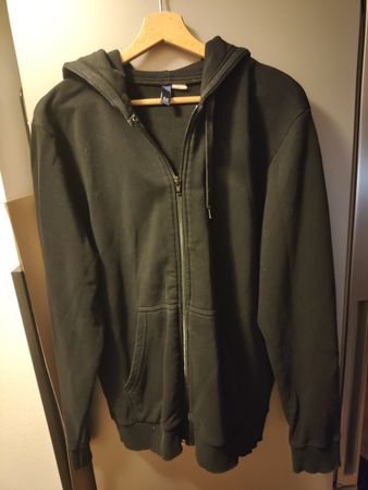 Gemütlicher schwarzer Kapuzenpullover mit Reißverschluss
