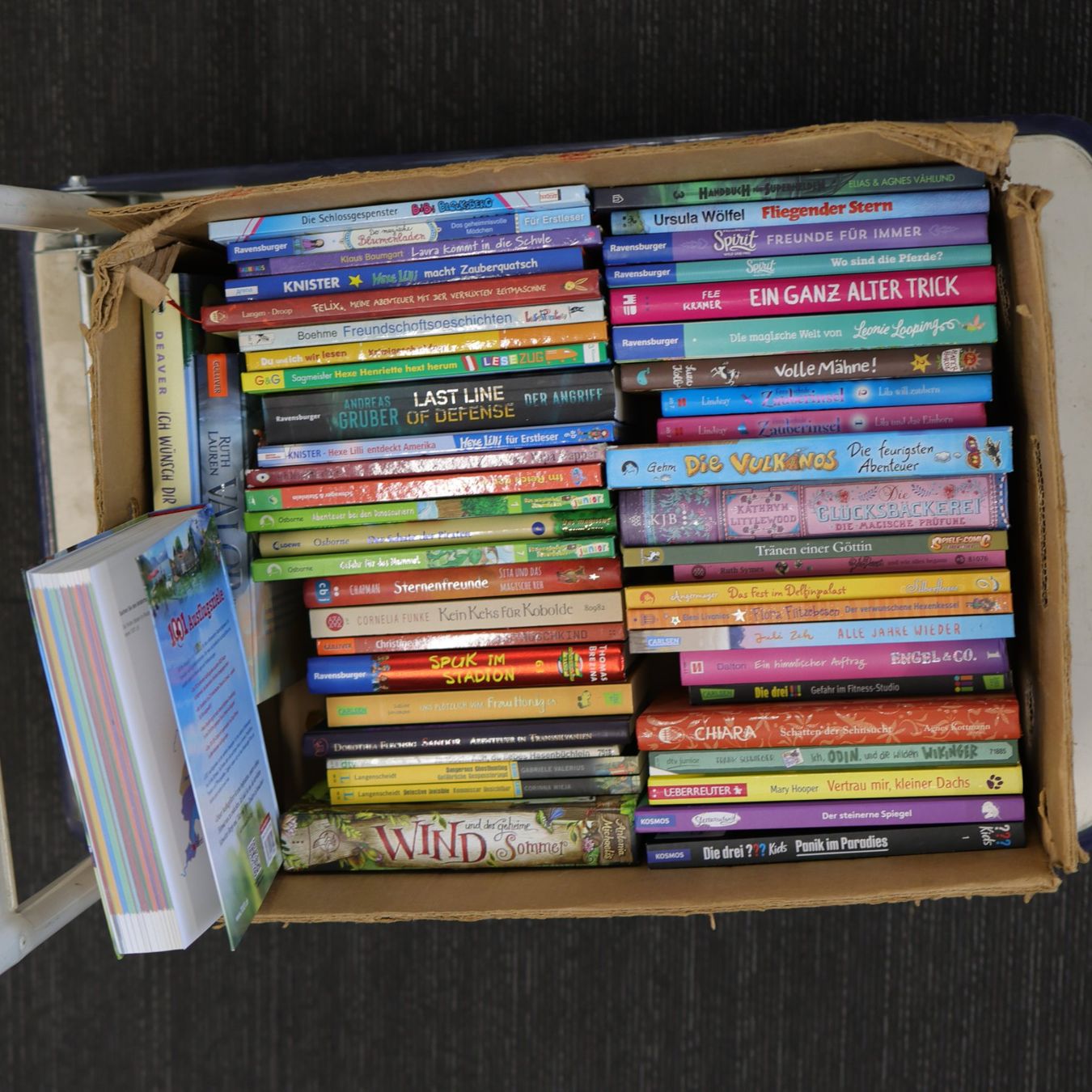 Livres: Kiste voll mit Jugendbüchern – D'occasion à Volketswil par brockipfannenstil