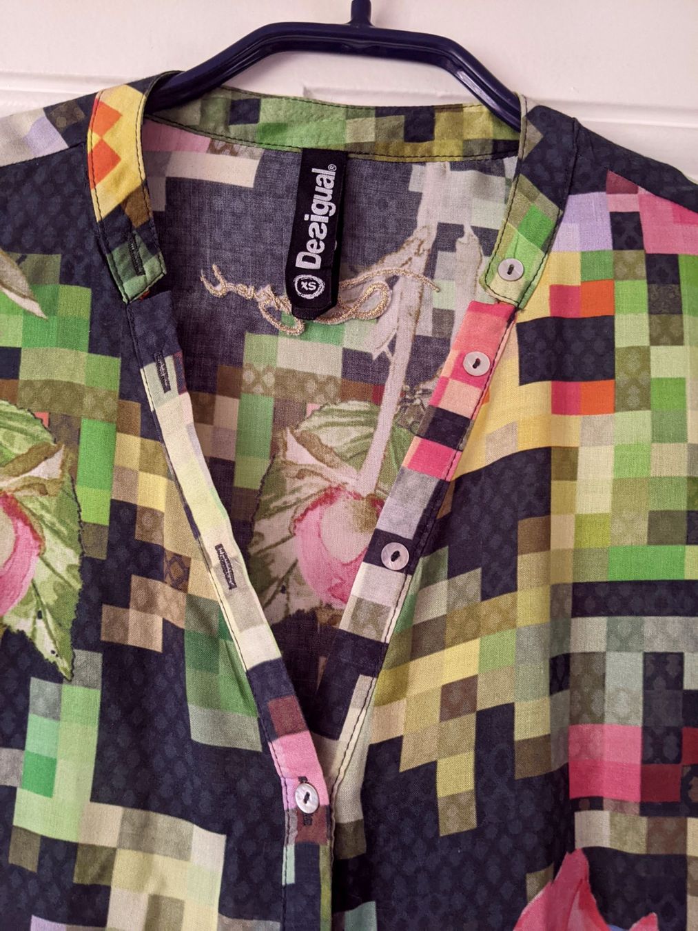 Desigual Blusen: DESIGUAL : Douce blouse imprimé patchwork 34-36 – Neu (gemäss Beschreibung) aus Petit-Lancy von lilycerise 1
