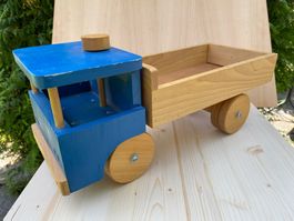 schöner Holzlastwagen
