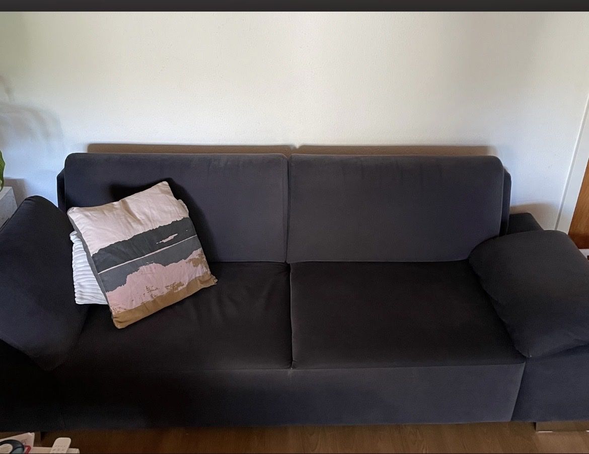 Sofas: 2er Sofa, Schwarz ohne Dekokissen – D'occasion à Bützberg par Jolip1986 1