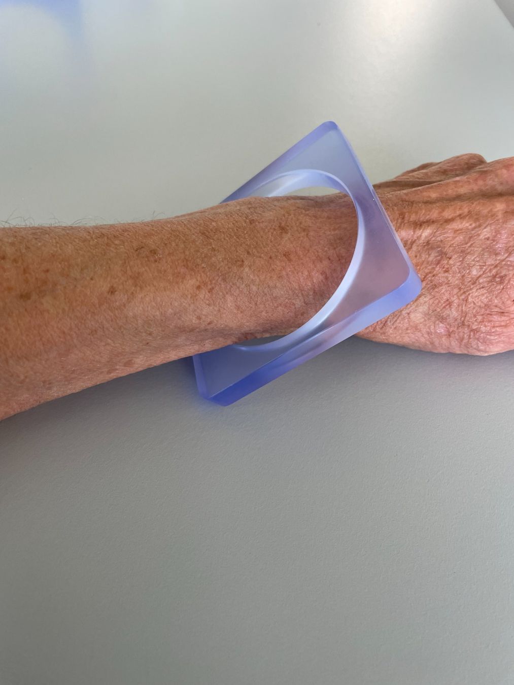 Bracciali & Braccialetti: Armreifen Plexiglas hellblau transparent - klein - neu – Nuovo e nell'imballaggio originale da Turgi venduto da bar_8pdm 1