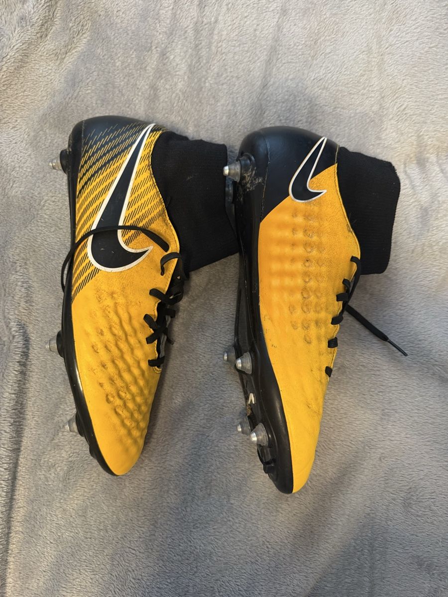 Nike Scarpe da uomo: NIKE FUSSBALLSCHUHE MIT STOLLEN – Usato da St. Moritz venduto da ari_9fcv 2
