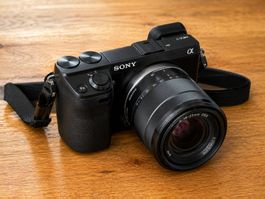 Sony Alpha NEX-7 mit 4 Objektiven, Stativ & viel Zubehör