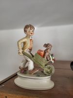 Goebel Lore Figur 250 Junge mit Schubkarre und Hund