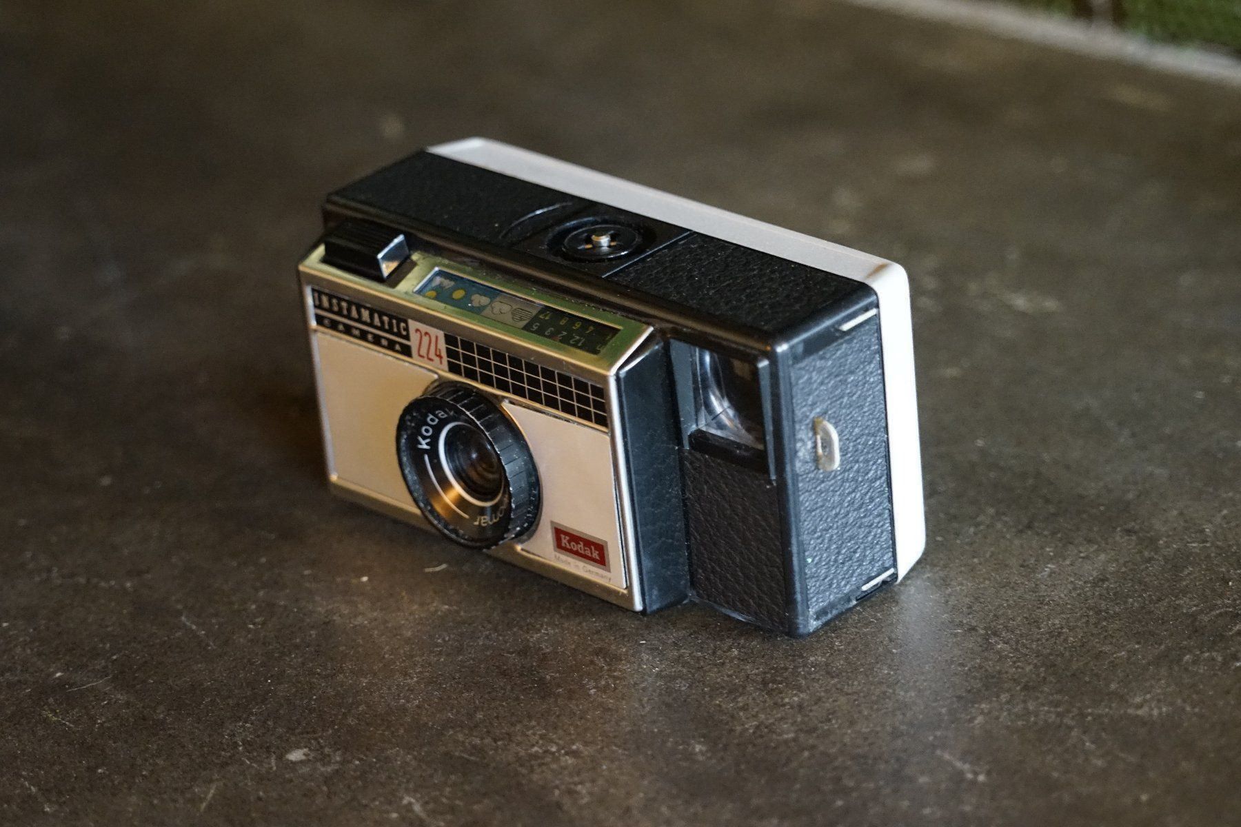 Fotocamera: Fotokamera Kodak Instatmatic Camera 224 – Usato da Hinwil venduto da Antikfischer 3