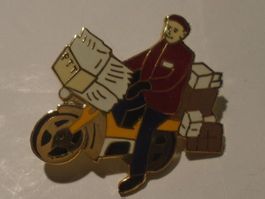 1 Briefträger auf Moped Pin (D9)