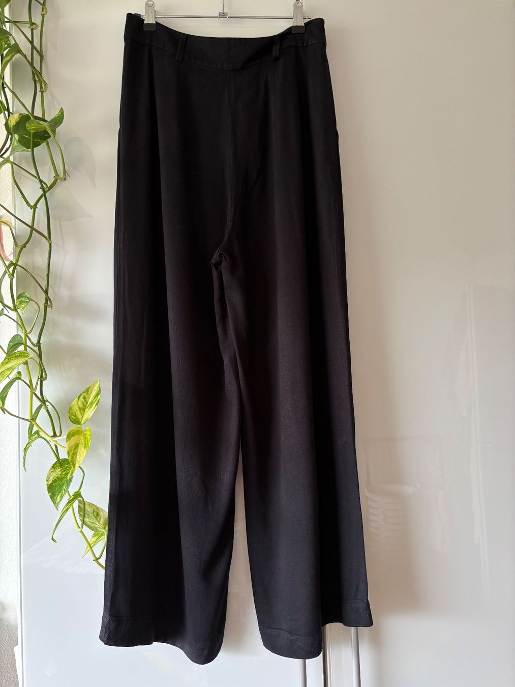 Pantaloni: EDITED schwarze Stoffhose Gr. 38 – Usato da Zürich venduto da missmodernage 3