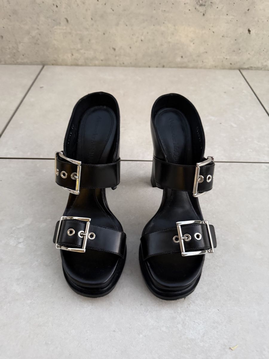 Alexander Mcqueen Damenschuhe: Alexander McQueen Plateau-Pantoletten – Gebraucht aus Mägenwil von 50luda 1