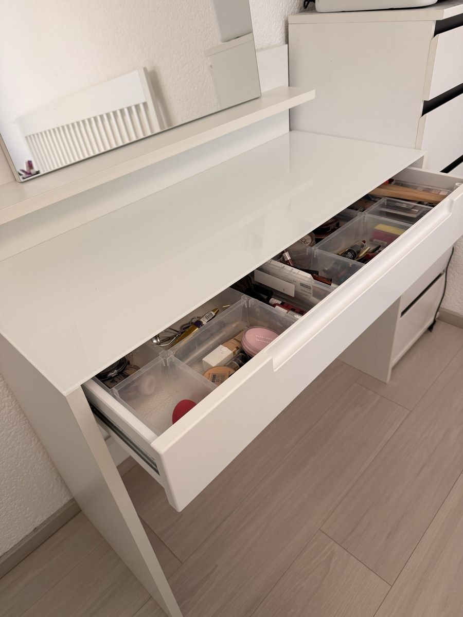 Tavoli da trucco: Coiffeuse blanche avec miroir – Usato da Murten venduto da AylaSss 2