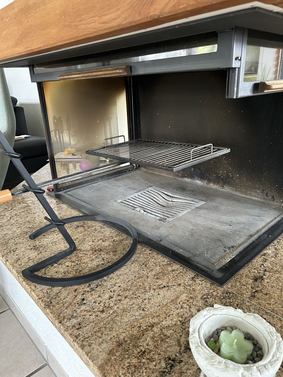 Grills: Cheminée-Grillgarnitur (innen und aussen) – Neu (gemäss Beschreibung) aus Lommiswil von gbmabur