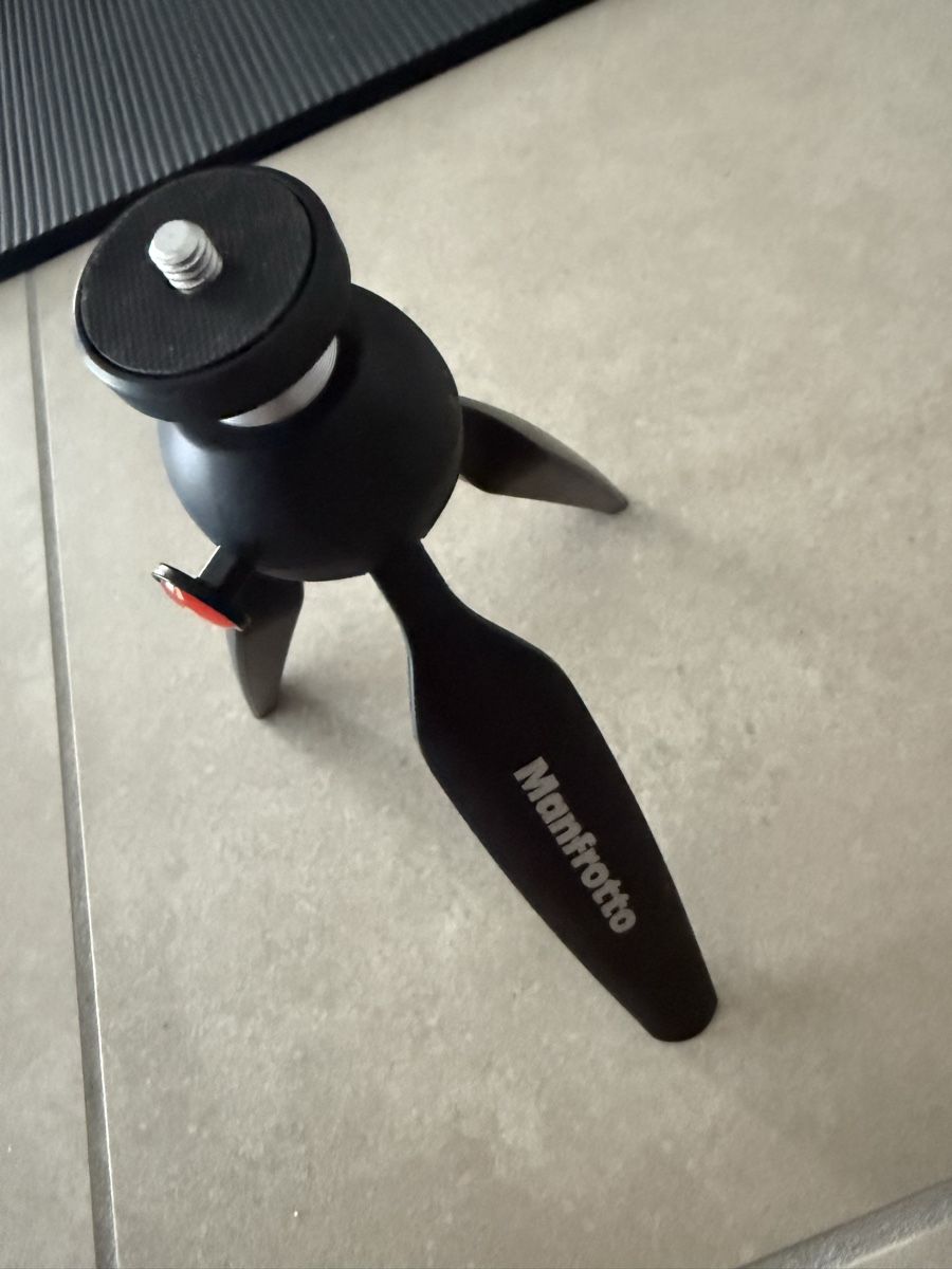 Manfrotto Treppiedi & Teste: Manfrotto Pixi Mini Tripod - Compact & Portable for Summer – Usato da Coldrerio venduto da Crivelli