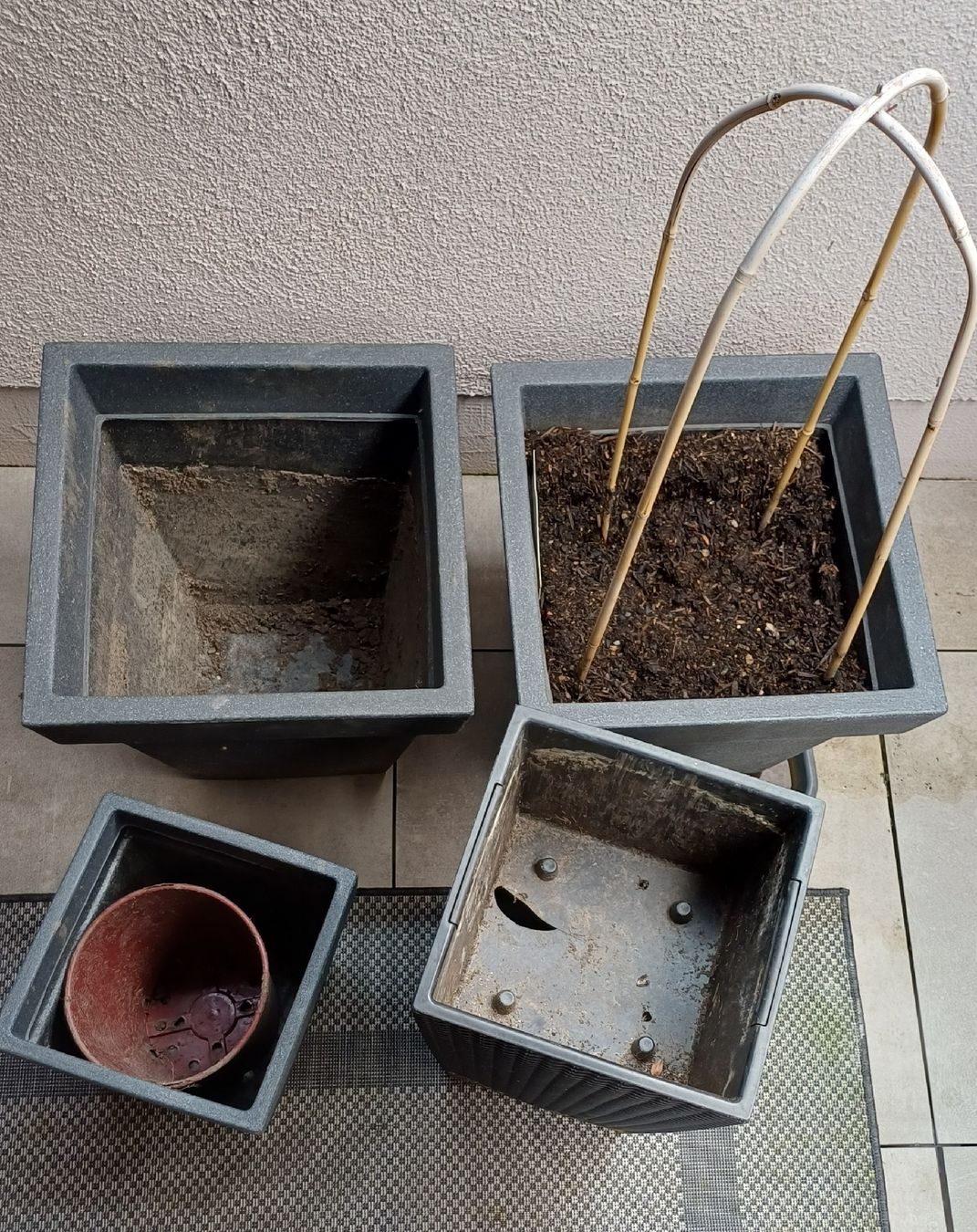 Vasi per fiori: 4 Stück Blumentöpfe Kunststoff, leicht, grau/ Anthrazit  – Usato da Pfeffikon LU venduto da SY-YoLo 1