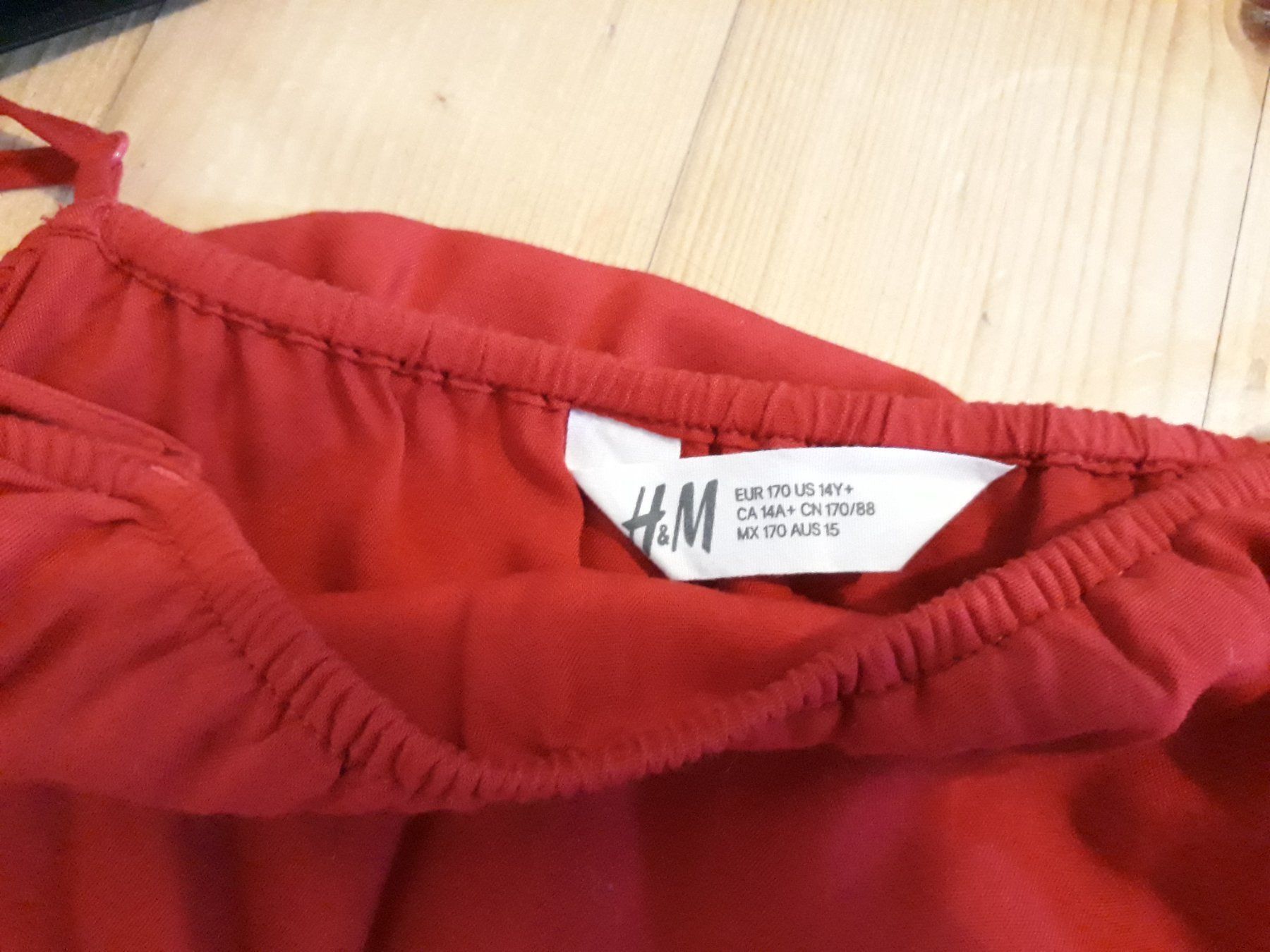 H&M Camicette, T-shirt & Top: Rotes Shirt – Nuovo (secondo la descrizione) da Basel venduto da mon_7m8h 1