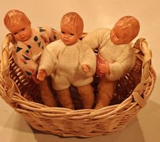 Drei Antike Mini-Puppen im Weidenkorb