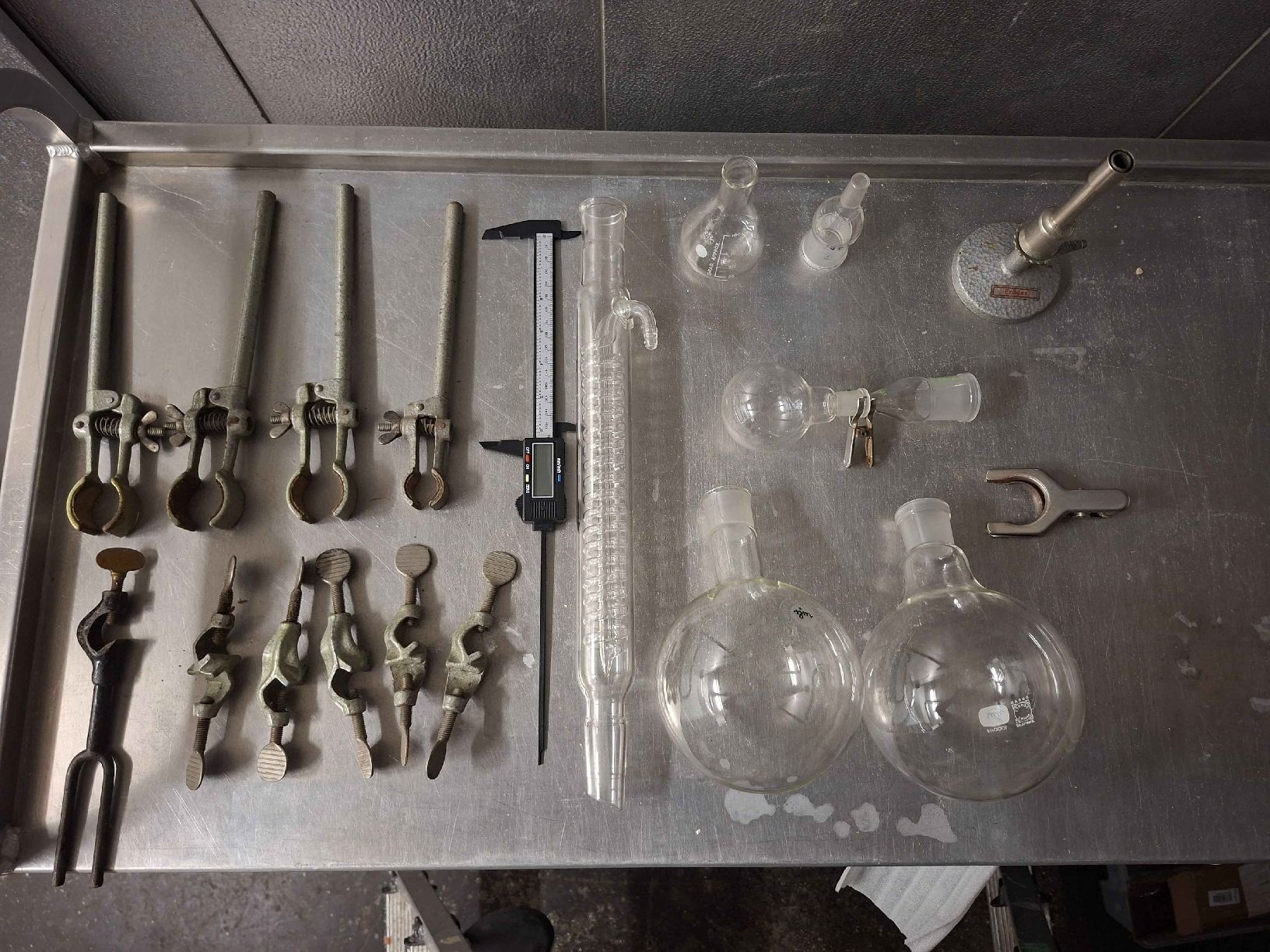 Bicchieri: Laborgeräte Set, Destillation, Schlangenkühler, gebraucht – Usato da Zürich venduto da JeanGilbert