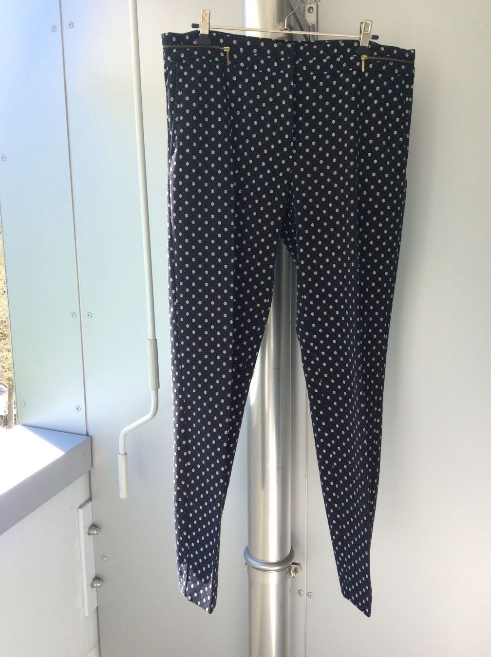 H&M Pantaloni: Schwarz/weiße Damenhose, Gr. 40 – Nuovo (secondo la descrizione) da Lausanne venduto da Ulpet
