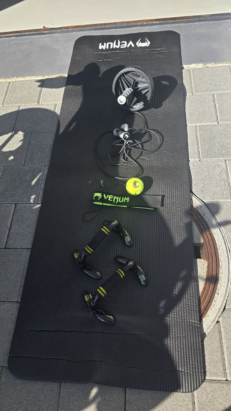 Hometrainer: Venum Trainingsausrüstung – Usato da Rothrist venduto da adniramadani21