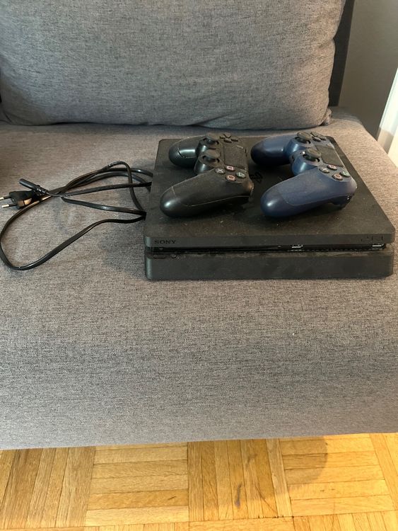 Playstation 4 Pro + zwei Controller Kaufen auf Ricardo