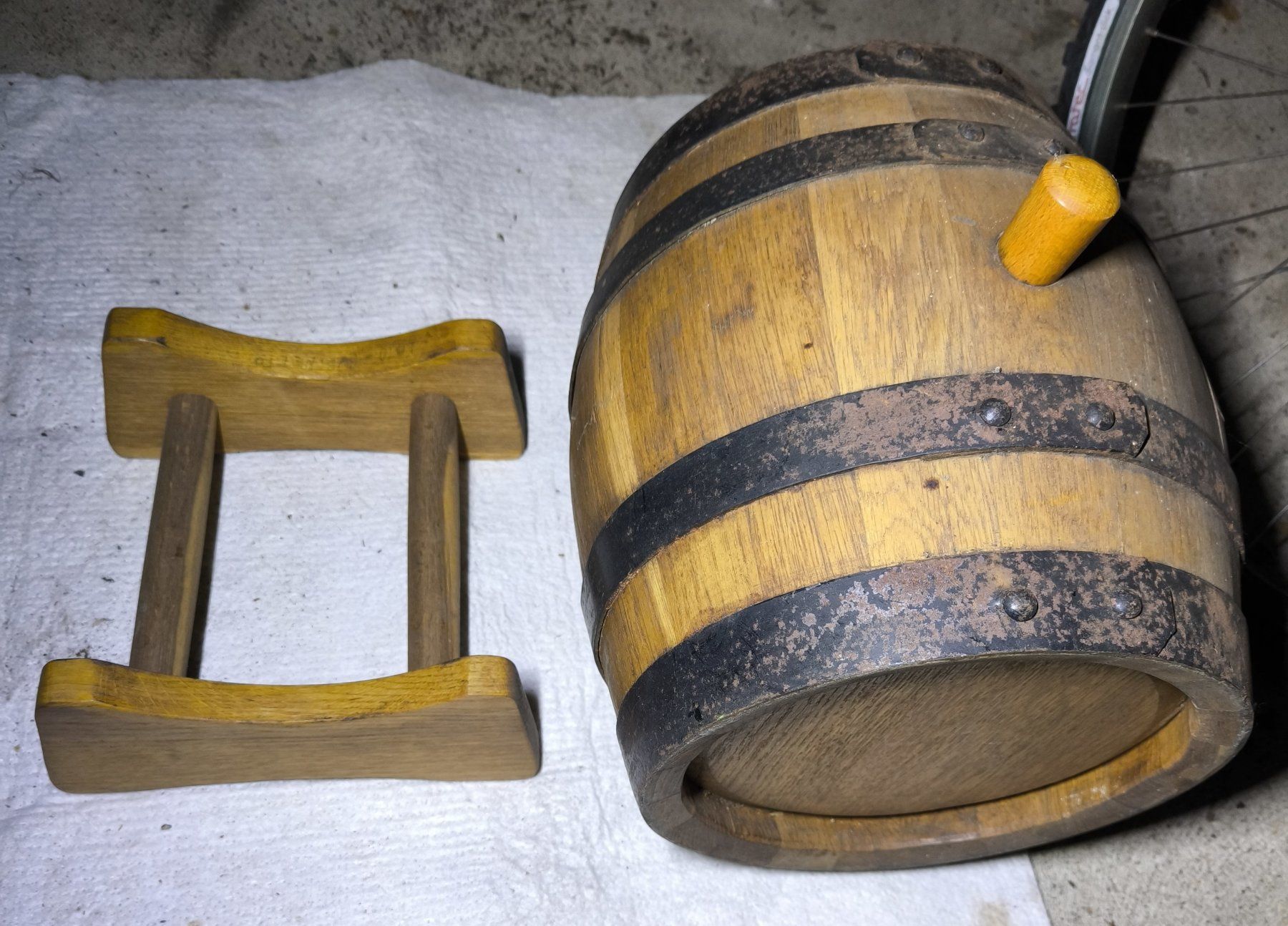 Accessori: Holzfässli mit Ständer, Eiche mit Metallringe, Zapfhahn – Usato da Rorschacherberg venduto da snOOpydOg11 6