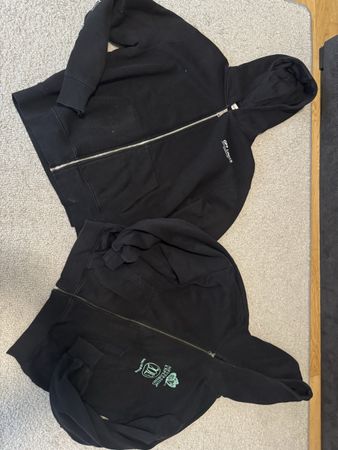Hoodies im Set - 2 schwarze Kapuzenjacken, Top Zustand!