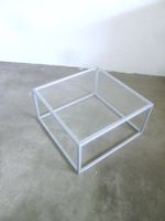 Beistelltisch aus verzinktem Metall mit Plexiglasplatte