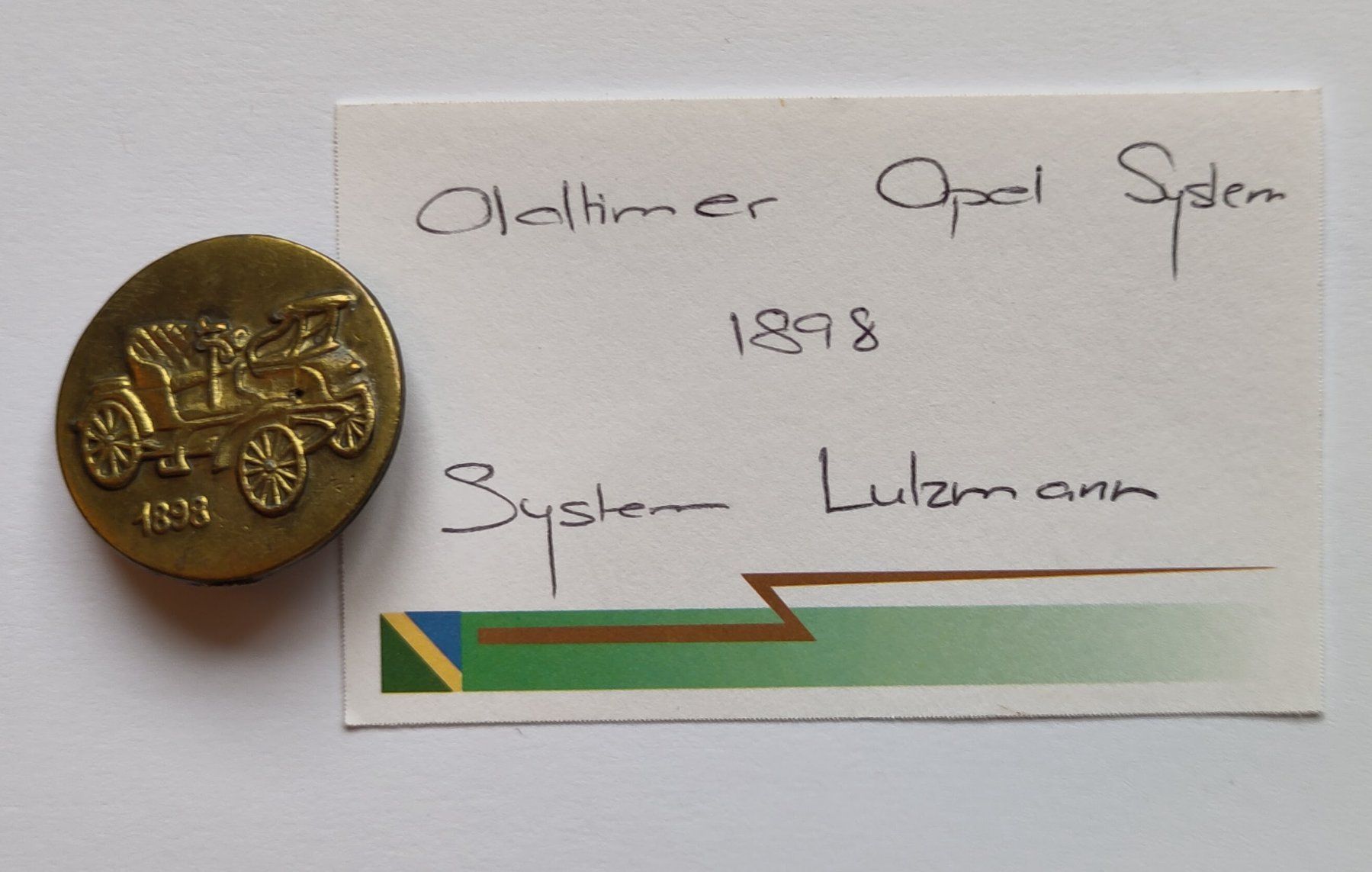 Opel Modellautos: Uralter Werbeknopf - Oldtimer Opel System - Lutzmann 1898 – Gebraucht aus Veltheim AG von Knopftruckli