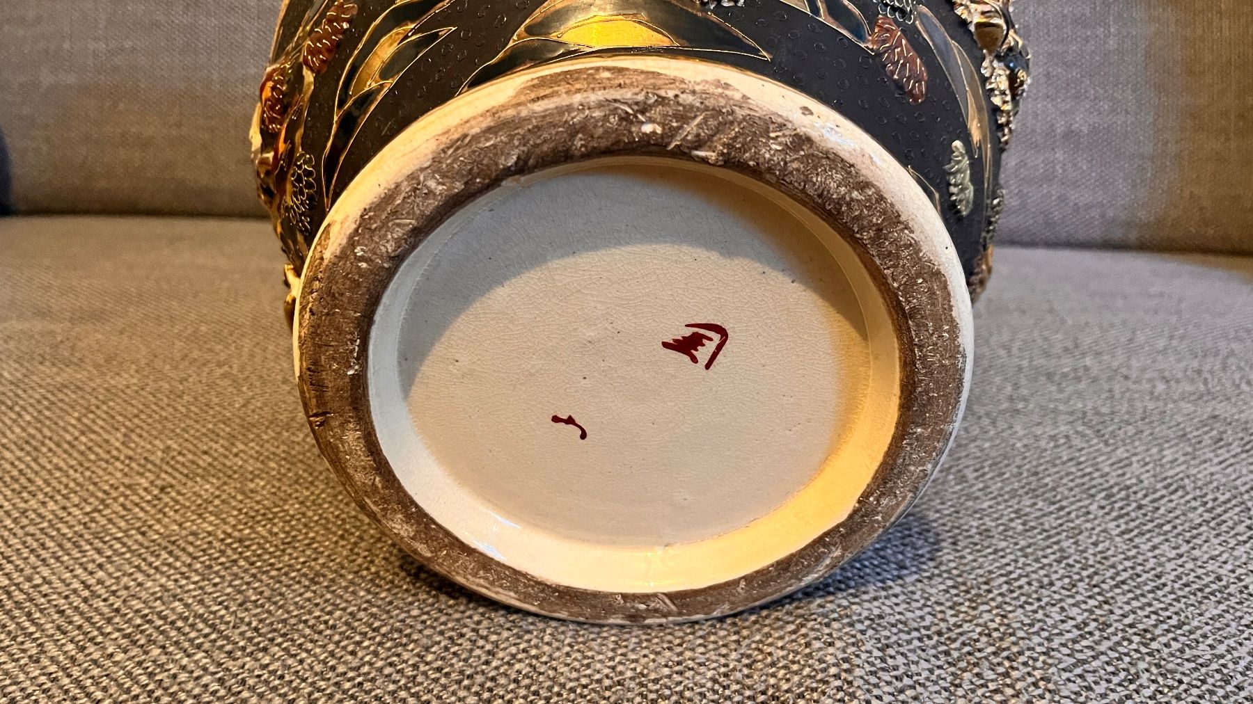Vasen & Gefässe: Asiatische Vase mit 3D Relief – Gebraucht aus Binningen von 73DH 4