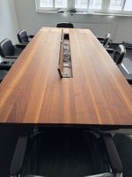 Konferenztisch aus Holz mit Steckleiste in der Mitte