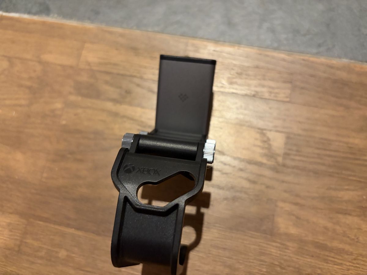 Covers & Schutzfolien: 8BitDo Xbox Smartphone Controller Mount black good condition – Gebraucht aus Winterthur von AlienStore 1