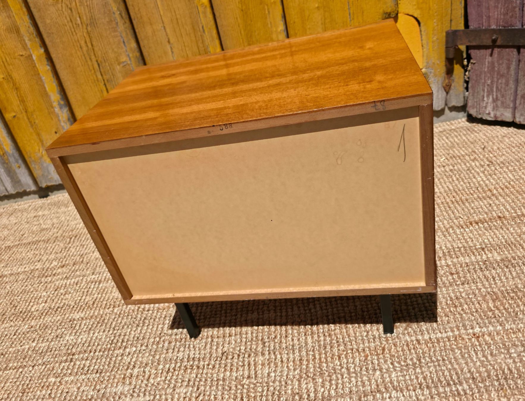 Cassettiere: Mid Century  Minimalist Sideboard Nussbaum – Usato da Haslen AI venduto da Vintagelix 6