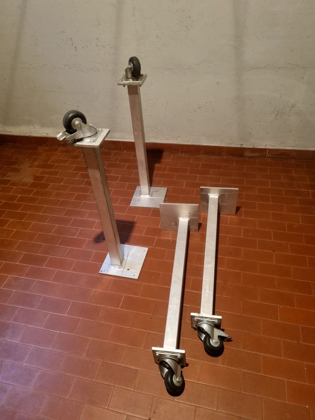 Sonstige Dekorationen & Accessoires: robuste Ständer mit Rollen Aluminium 4 Stk. – Gebraucht aus Oberengstringen von George0070 1