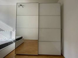 PAX Kleiderschrank mit Spiegeltür und praktischer Austattung